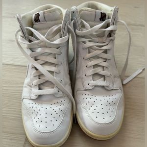 Nike undefeated dunks white size 8